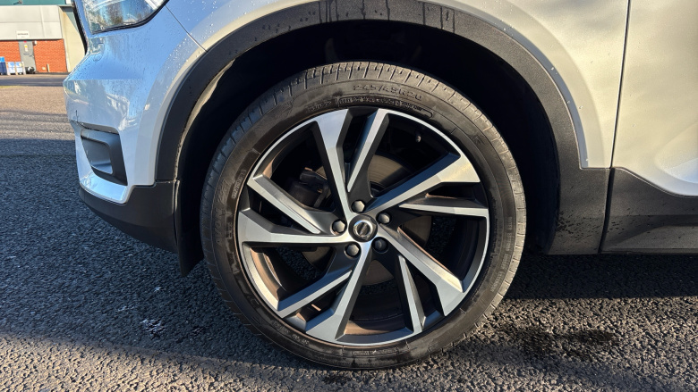 Volvo Xc40 2.0 T4 R DESIGN Pro 5dr AWD Geartronic Petrol Estate